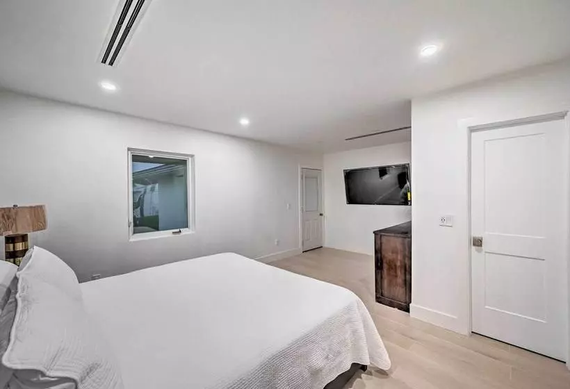 Lakefront House: Hot Tub & Golf Course Views!