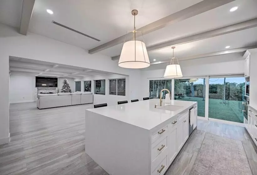 Lakefront House: Hot Tub & Golf Course Views!