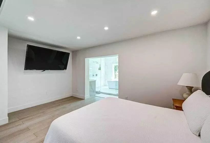 Lakefront House: Hot Tub & Golf Course Views!