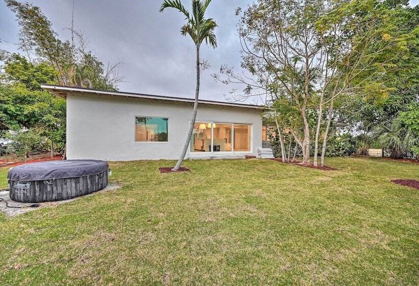 Lakefront House: Hot Tub & Golf Course Views!