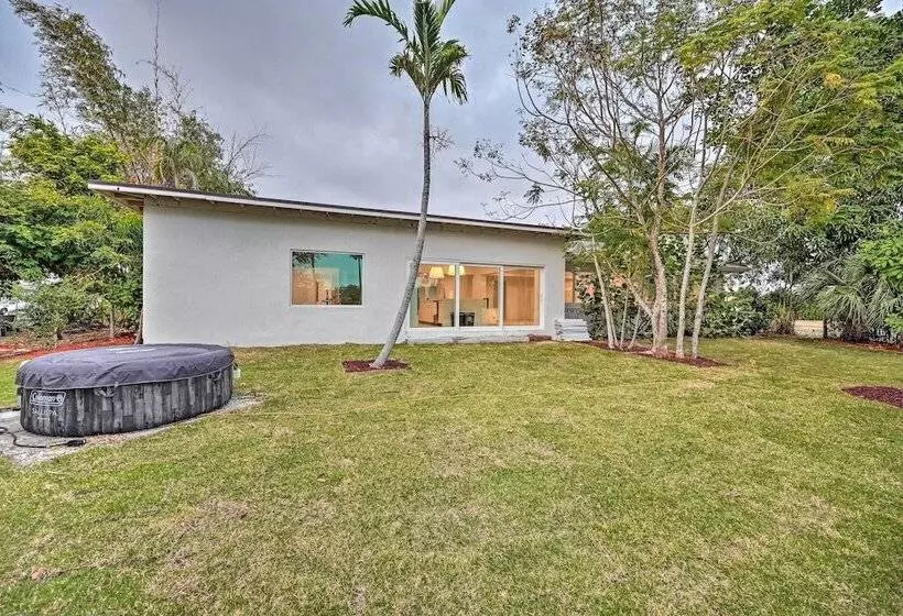 Lakefront House: Hot Tub & Golf Course Views!