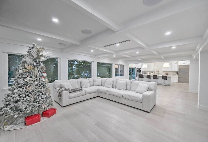 Lakefront House: Hot Tub & Golf Course Views!