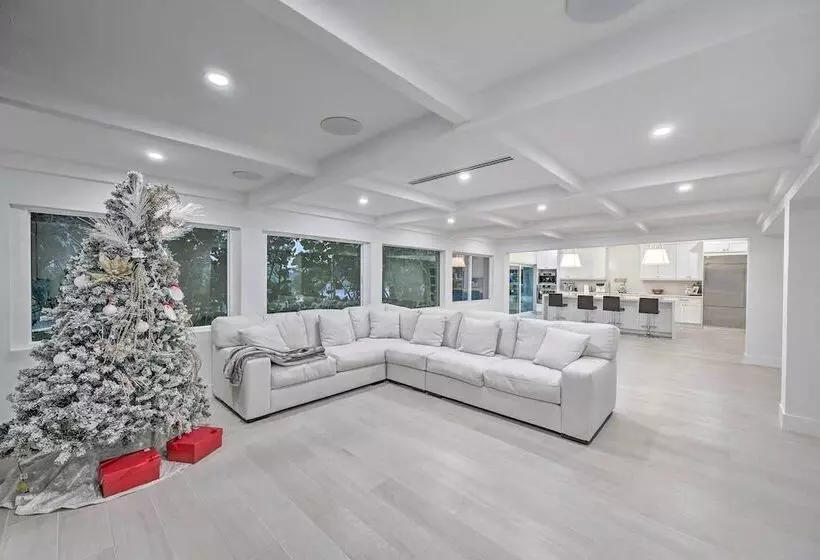 Lakefront House: Hot Tub & Golf Course Views!