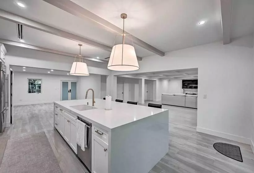 Lakefront House: Hot Tub & Golf Course Views!