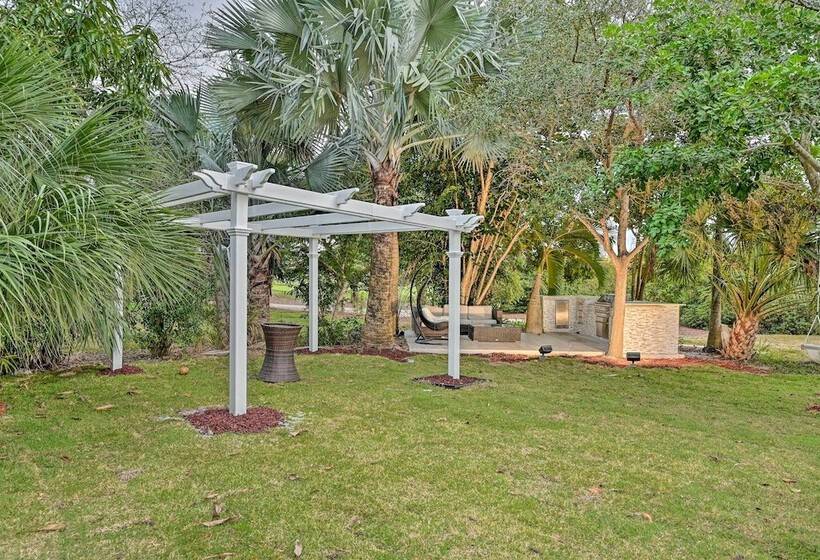 Lakefront House: Hot Tub & Golf Course Views!