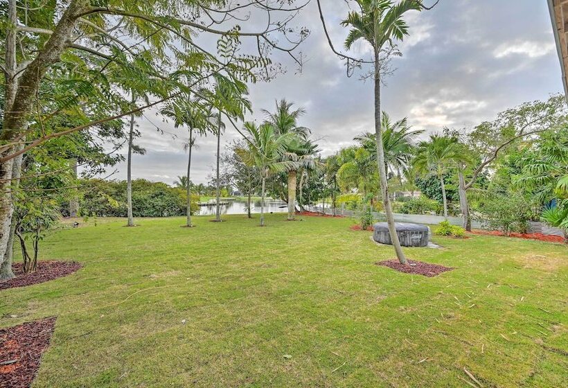 Lakefront House: Hot Tub & Golf Course Views!