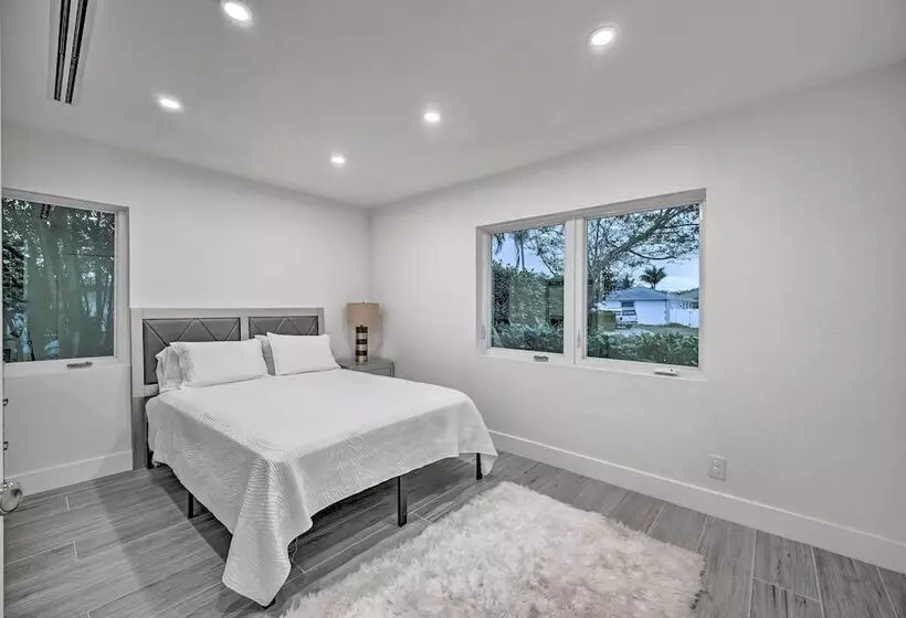 Lakefront House: Hot Tub & Golf Course Views!