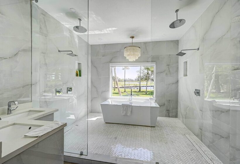 Lakefront House: Hot Tub & Golf Course Views!