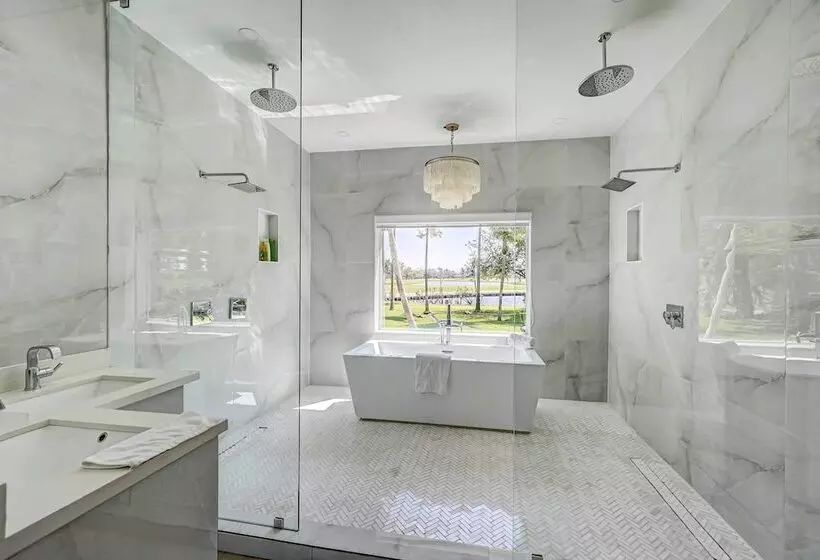 Lakefront House: Hot Tub & Golf Course Views!