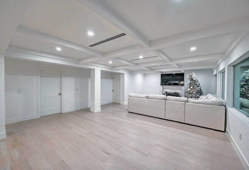 Lakefront House: Hot Tub & Golf Course Views!