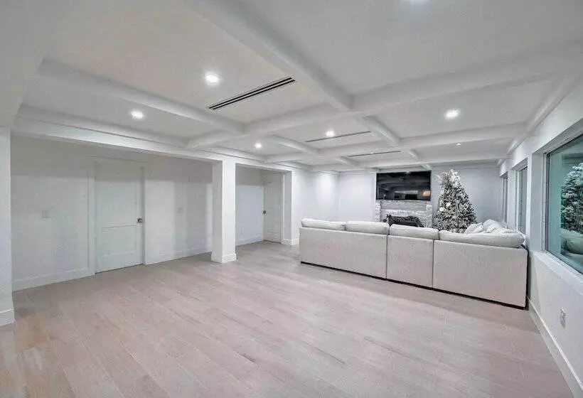 Lakefront House: Hot Tub & Golf Course Views!