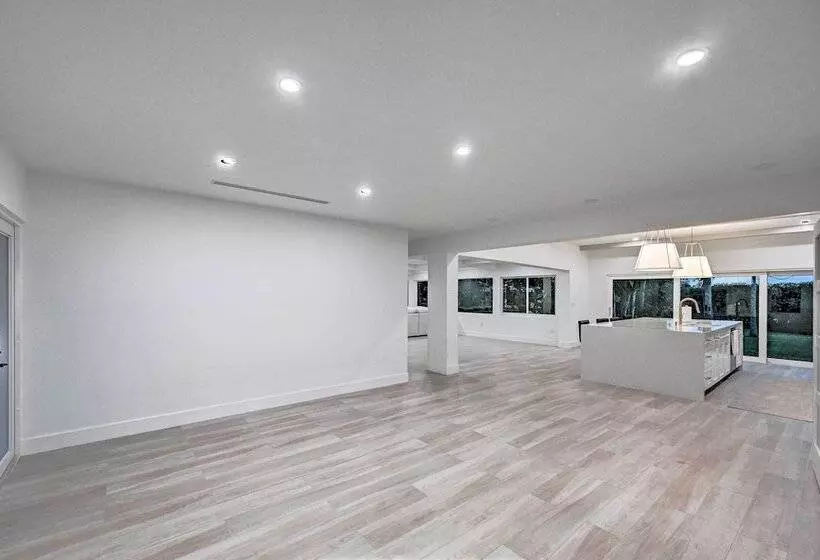 Lakefront House: Hot Tub & Golf Course Views!