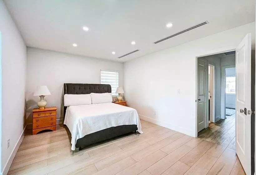 Lakefront House: Hot Tub & Golf Course Views!