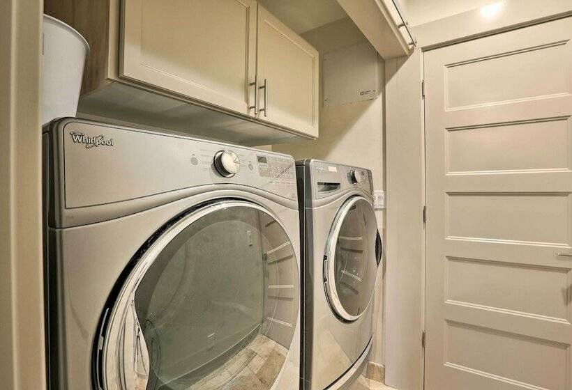 Luxe Home W/ Backyard Oasis ~ 1 Mi To Midtown