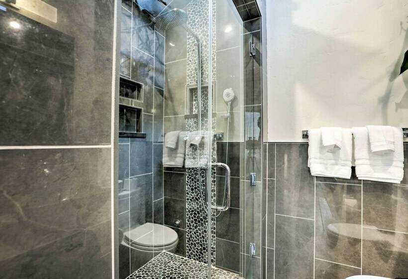 Luxe Home W/ Backyard Oasis ~ 1 Mi To Midtown