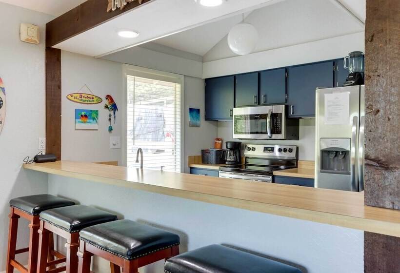 Hot Tub & Deck: Margaritaville Resort Retreat!