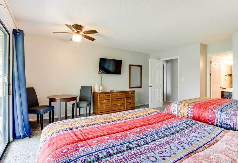 Hot Tub & Deck: Margaritaville Resort Retreat!