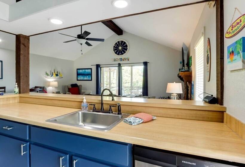 Hot Tub & Deck: Margaritaville Resort Retreat!