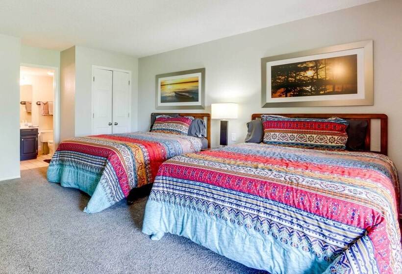 Hot Tub & Deck: Margaritaville Resort Retreat!