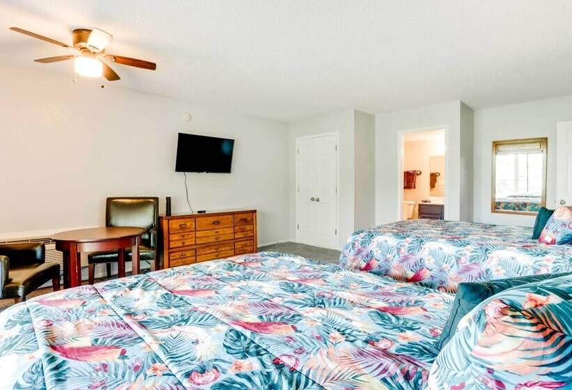 Hot Tub & Deck: Margaritaville Resort Retreat!