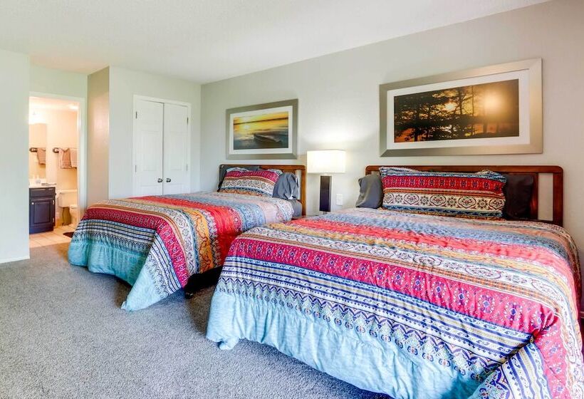 Hot Tub & Deck: Margaritaville Resort Retreat!