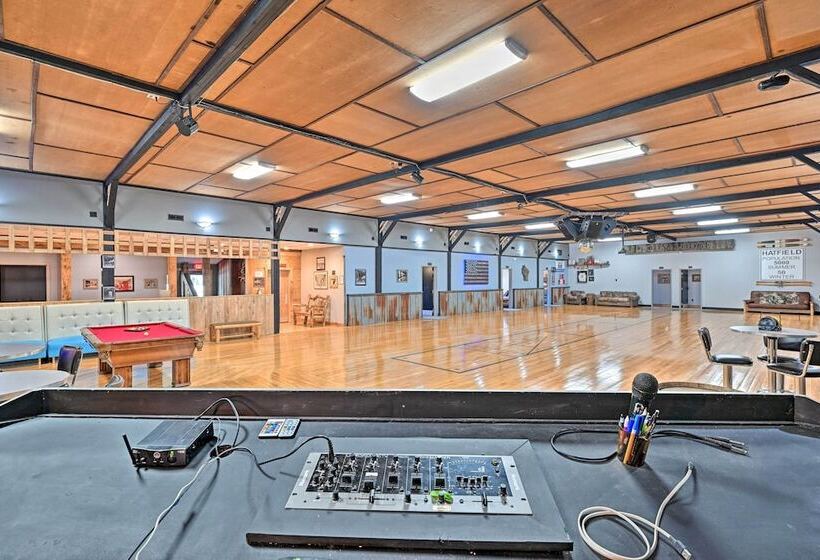 Massive Hatfield Loon Lodge W/ Roller Rink