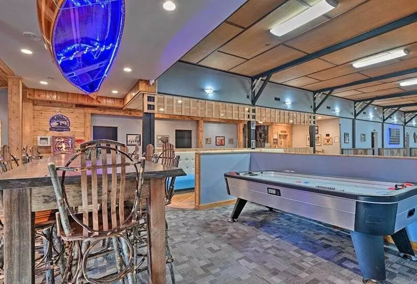 Massive Hatfield  Loon Lodge  W/ Roller Rink