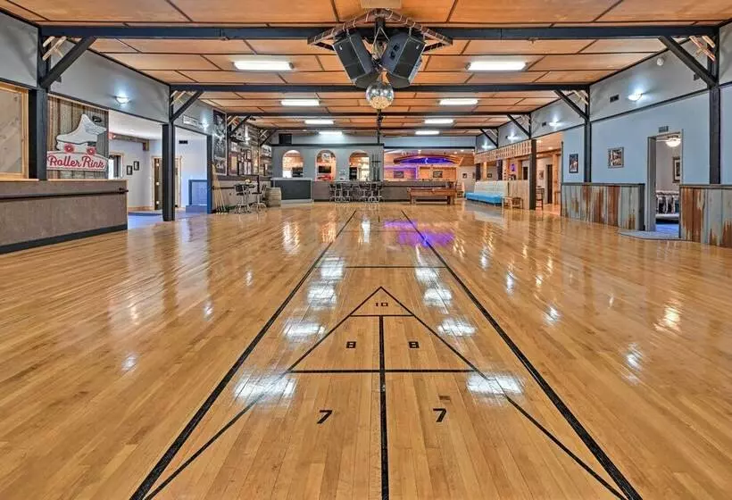 Massive Hatfield  Loon Lodge  W/ Roller Rink