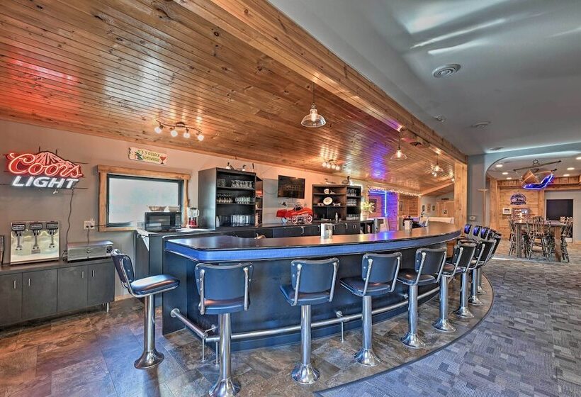 Massive Hatfield Loon Lodge W/ Roller Rink