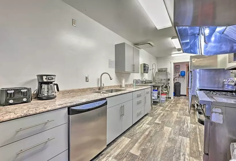 Massive Hatfield  Loon Lodge  W/ Roller Rink