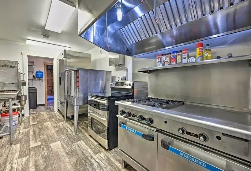 Massive Hatfield  Loon Lodge  W/ Roller Rink