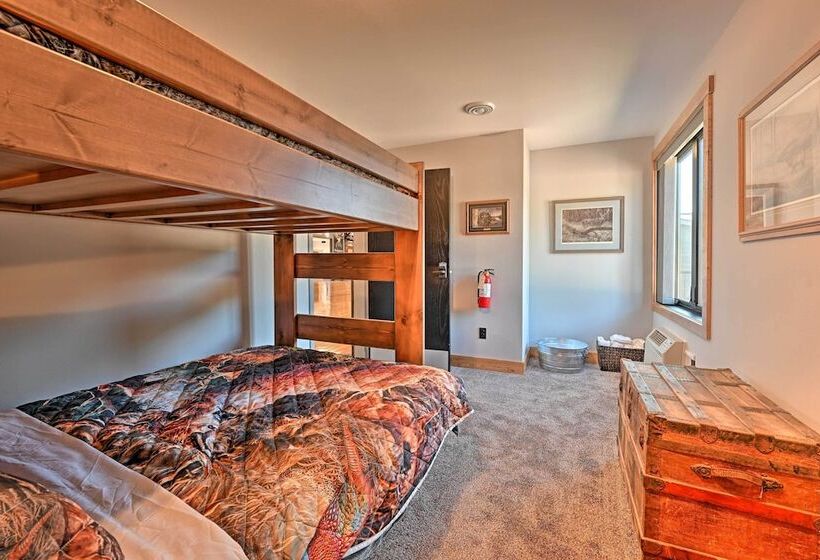 Massive Hatfield Loon Lodge W/ Roller Rink