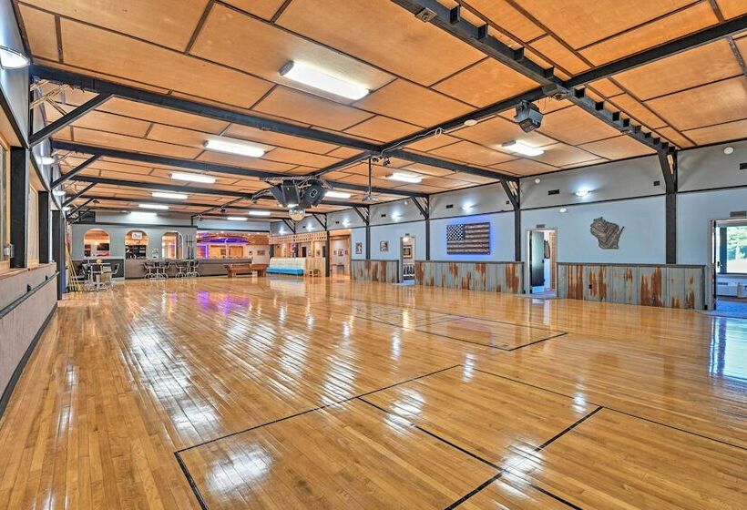 Massive Hatfield Loon Lodge W/ Roller Rink