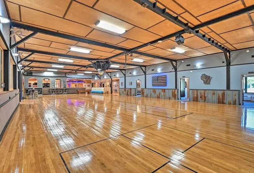 Massive Hatfield  Loon Lodge  W/ Roller Rink