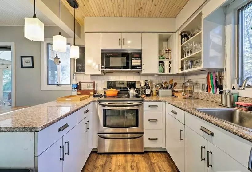 Peaceful Goshen Cottage W/ Screened Porch & Views!