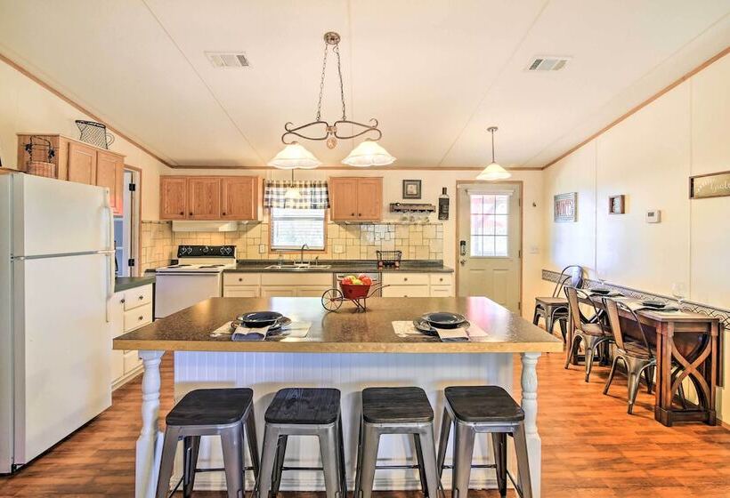 Private Hill Country House W/ Deck On 7 Acres!