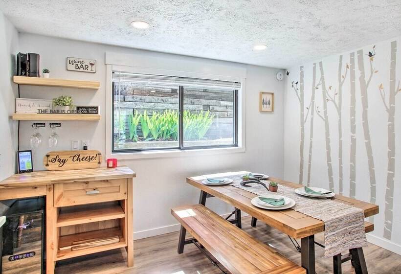 Renovated Hauser Lake Retreat: Walk To Beach!