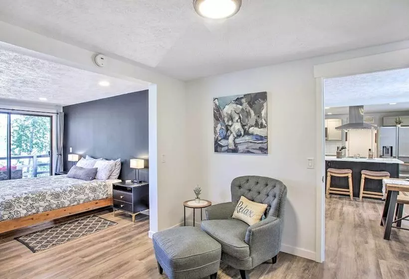 Renovated Hauser Lake Retreat: Walk To Beach!