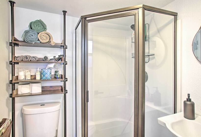 Renovated Hauser Lake Retreat: Walk To Beach!