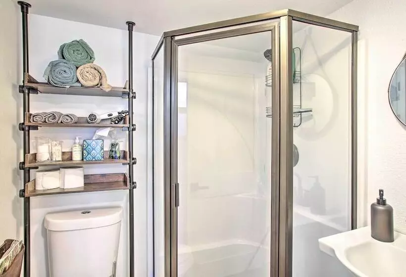 Renovated Hauser Lake Retreat: Walk To Beach!