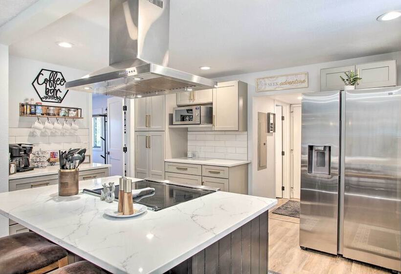 Renovated Hauser Lake Retreat: Walk To Beach!