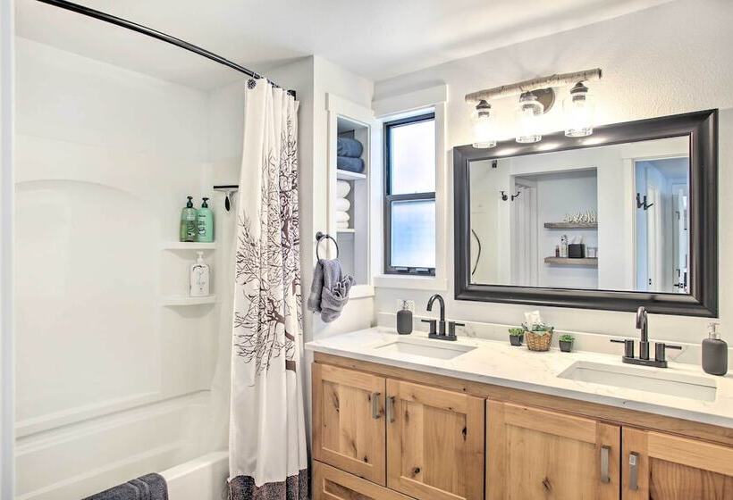 Renovated Hauser Lake Retreat: Walk To Beach!