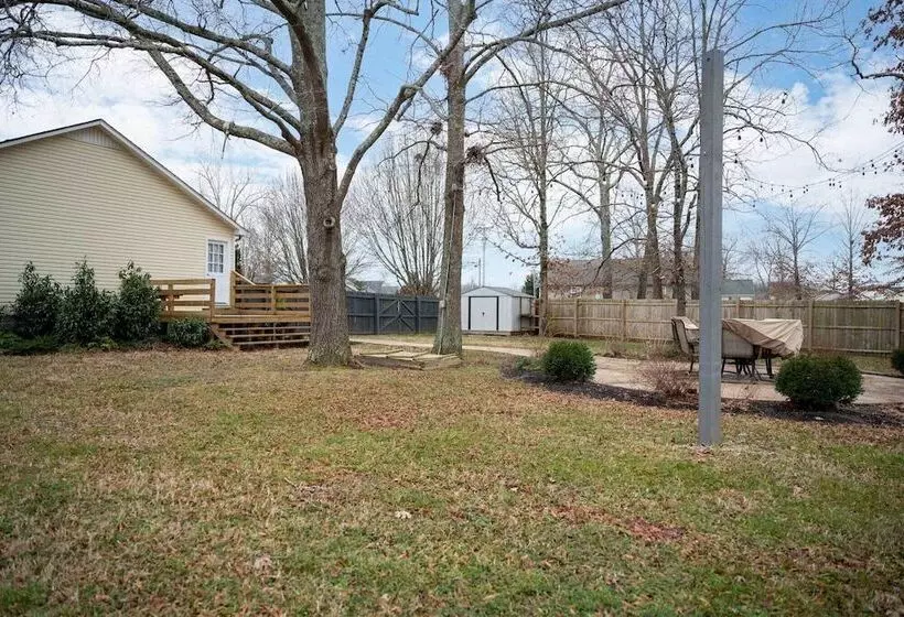 Single Story Manchester Home Close To Parks!