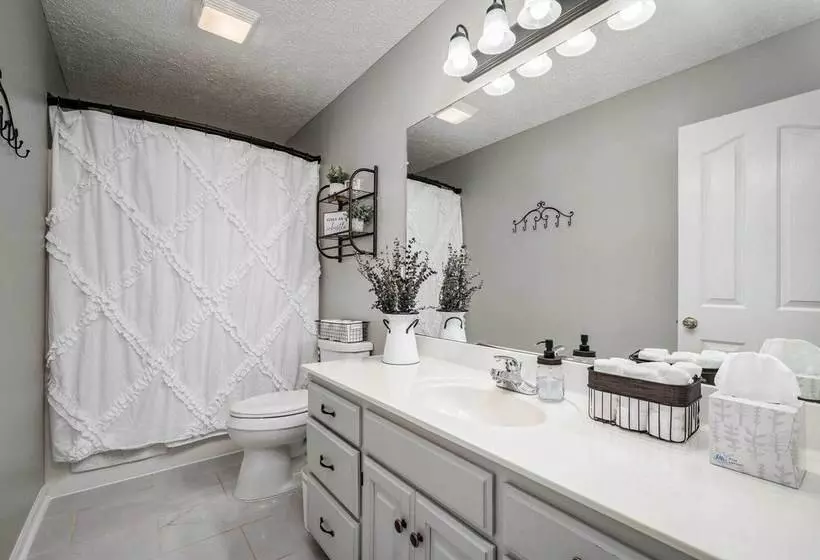 Single Story Manchester Home Close To Parks!