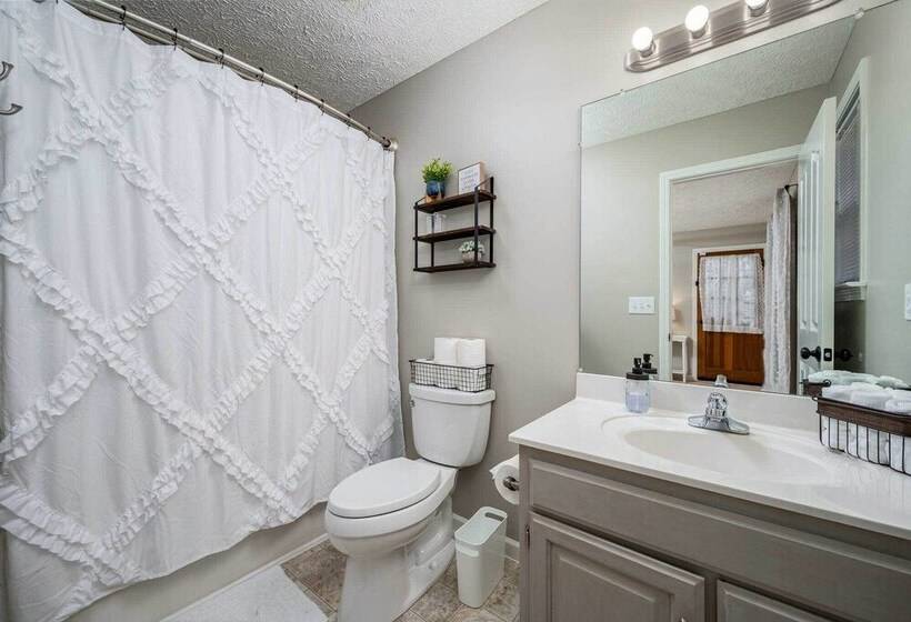 Single Story Manchester Home Close To Parks!