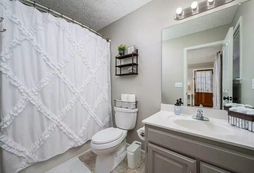 Single Story Manchester Home Close To Parks!