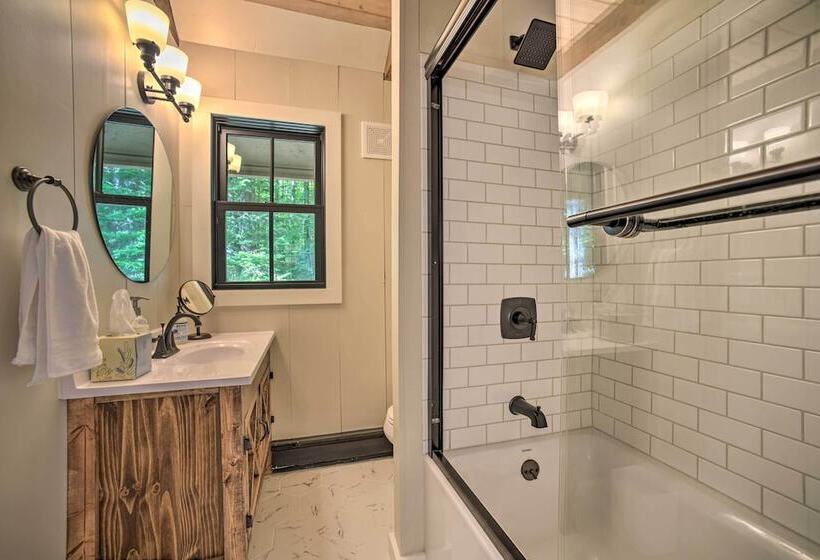 Sleek Cabin W/ Deck, 8 Miles To Mount Snow & Hikes