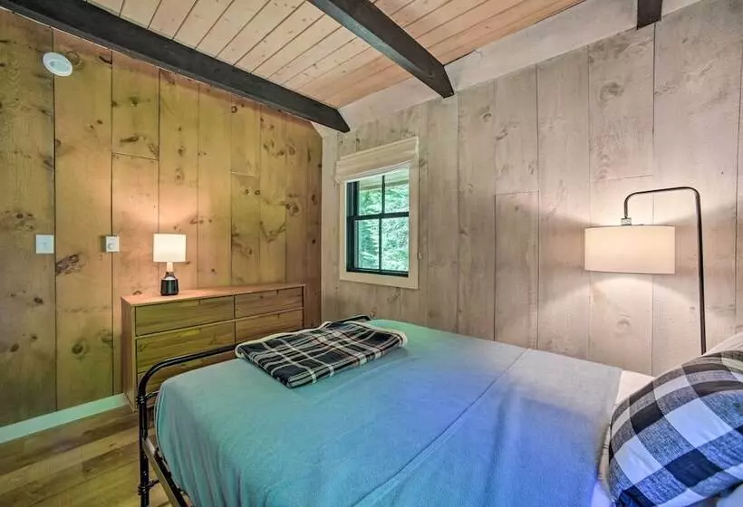 Sleek Cabin W/ Deck, 8 Miles To Mount Snow & Hikes