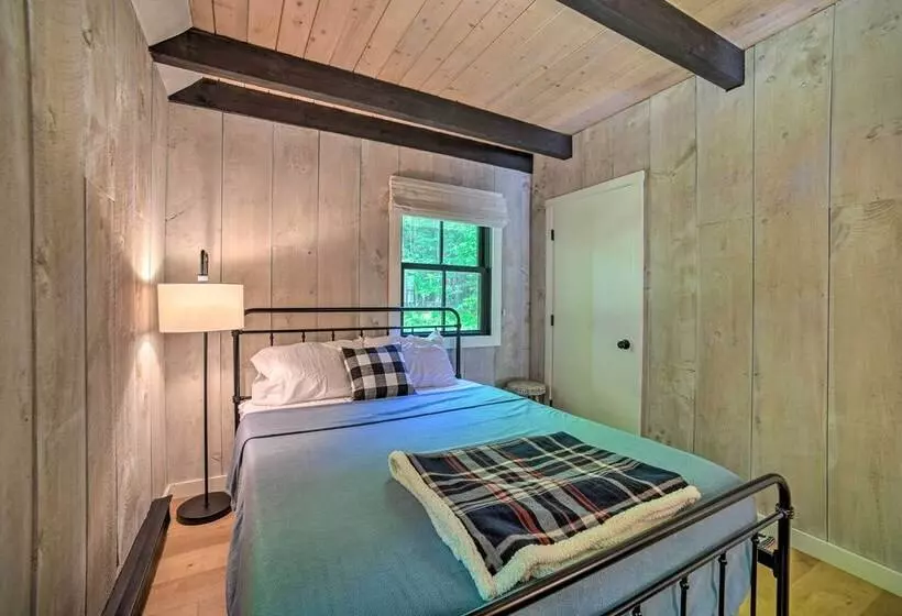 Sleek Cabin W/ Deck, 8 Miles To Mount Snow & Hikes