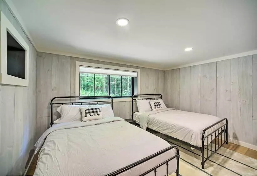 Sleek Cabin W/ Deck, 8 Miles To Mount Snow & Hikes